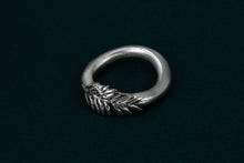 Load image into Gallery viewer, Curved Fern Ring