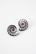 Load image into Gallery viewer, Black Lip Nautilus
