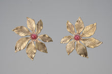 Load image into Gallery viewer, Ambaí leaf Earrings
