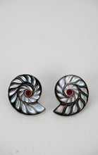 Load image into Gallery viewer, Black Lip Nautilus

