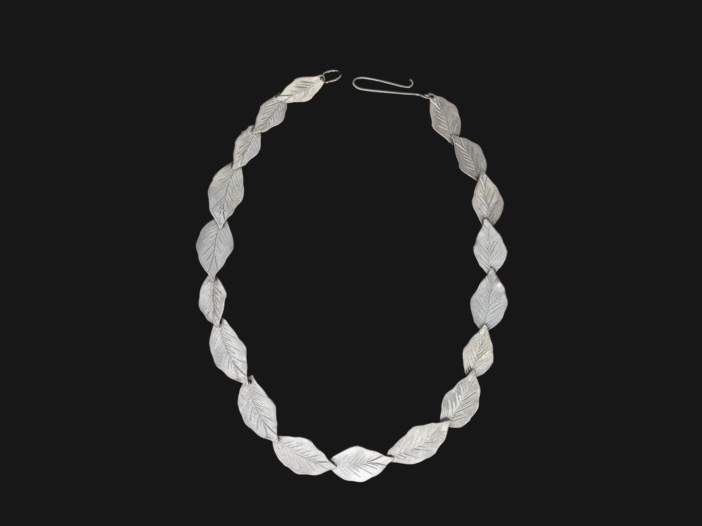 Ghost leaf collar