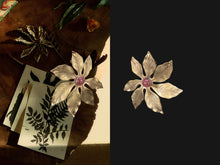 Load image into Gallery viewer, Ambaí leaf Earrings
